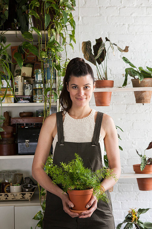 Chăm sóc cho hàng trăm cái cây không phải là điều đơn giản, nhất là với một người bận rộn như cô Oakes. Cô dành nửa giờ tưới cây, cộng thêm 1 giờ và nửa giờ để cắt tỉa lá cành.