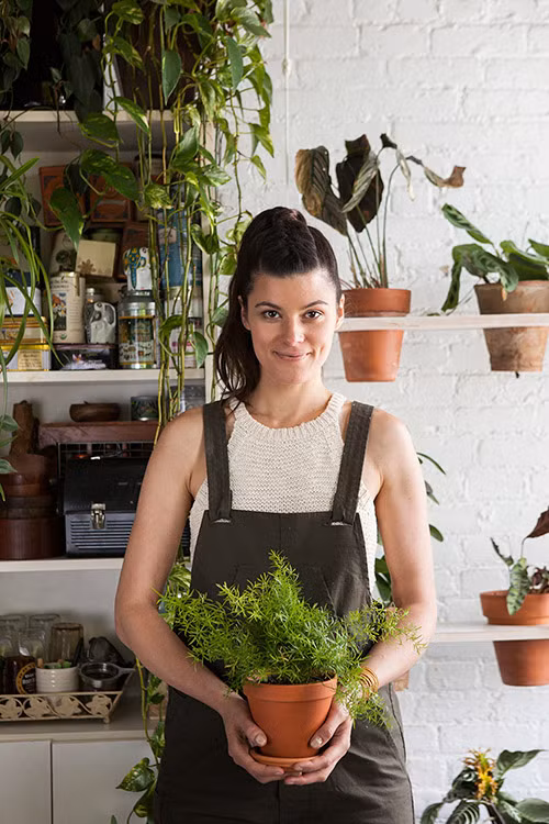 Chăm sóc cho hàng trăm cái cây không phải là điều đơn giản, nhất là với một người bận rộn như cô Oakes. Cô dành nửa giờ tưới cây, cộng thêm 1 giờ và nửa giờ để cắt tỉa lá cành.