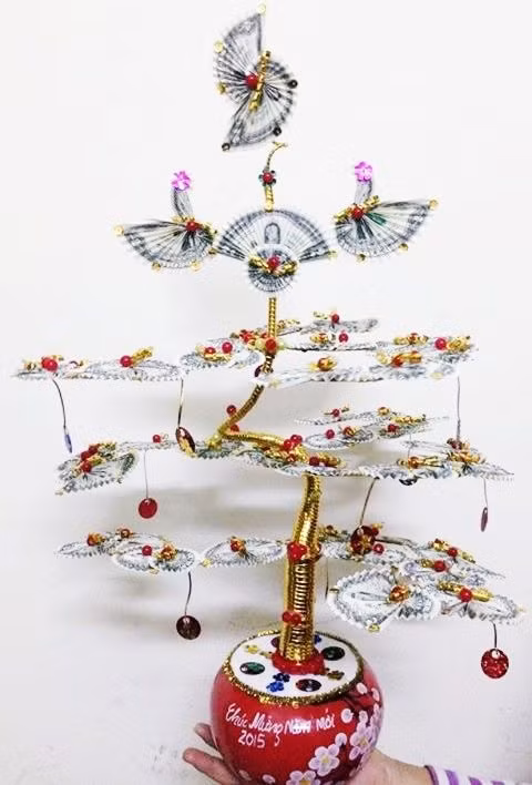 Mặt hàng bonsai tự chế bằng tiền USD cũng đang gây sốt trện thị trường Tết 2017. Ảnh: Muaban.