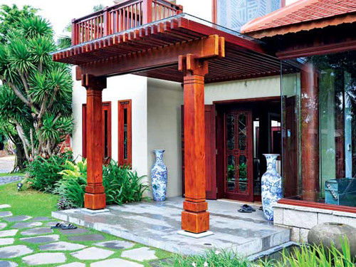 Nếu không thích chất liệu đá hay đá hoa cương, bạn có thể tìm đến những mẫu cột vuông bằng gỗ. Ảnh: blogspot.