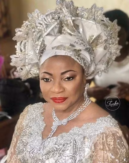 Mẹ của chú rể, bà Folorunsho Alakija là 1 trong số những tỷ phú giàu có nhất lục địa đen. Bà sáng lập ra công ty thời trang Supreme Stitches sau khi bôn ba ở rất nhiều công ty khác nhau. Hiện, nhãn hàng thời trang cao cấp của bà được những người giàu có ở Nigeria và Châu Phi rất ưa chuộng. Ngoài ra, bà còn là nhà sáng lập và sở hữu thương hiệu dầu lửa Nigeria Famfa.