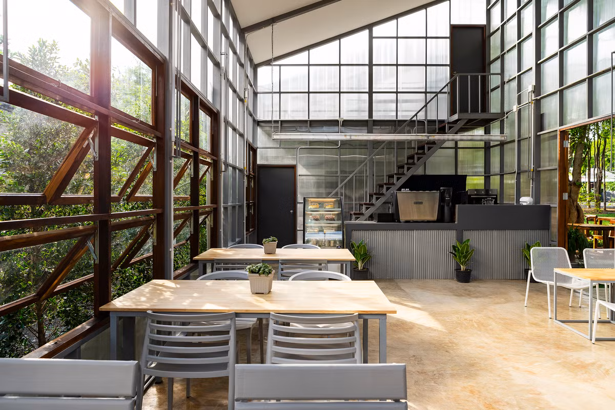 Bên trong quán, bàn ghế cũng được sắp xếp sát hai bên tường nhà để khách có thể ngắm nhìn cảnh quan bên ngoài khi thưởng thức các món đồ uống yêu thích.