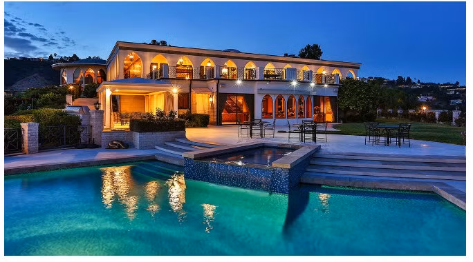 Bên phải ngôi nhà có đúc một bức tượng đồng cô gái cúi rạp người để chúc phúc cho chủ nhà. Hồ bơi hình quạt xòe phía trước nhà báo trước sự giàu có tuyệt vời.