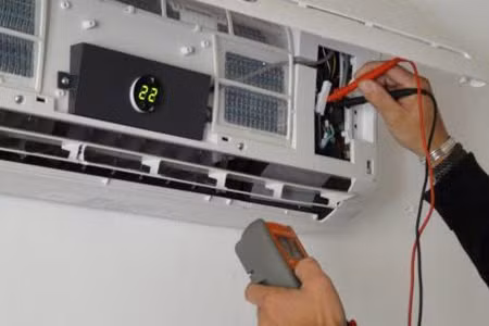 Anh Tuấn, một nạn nhân đã từng bị "móc túi" chia sẻ: “Chuẩn bị vào hè nên tôi muốn bảo dưỡng, vệ sinh điều hòa. Sau quá trình bảo dưỡng, người thợ yêu cầu thay dây gas để đảm bảo an toàn, vì dây gas dùng đã lâu. Tuy nhiên, sau khi hỏi người quen thì được biết dây đồng vẫn dùng tốt không có vấn đề gì … Dân sửa điều hòa thường lấy những dây đã thay cho khách vẫn còn tốt để tái sử dụng cho những khách sau, mọi người nên để ý”. Ảnh minh họa.