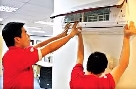 Thợ bảo dưỡng điều hòa luôn dùng chiêu móc túi khách hàng với những lý do thường được đưa ra như dây đồng tiếp gas bị nứt, gãy kém an toàn nên phải thay, van gas hở hoặc tấm vi mạch bị chết, Ic hỏng… Ảnh minh họa.