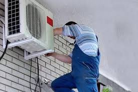 Về việc người tiêu dùng thường xuyên bị móc túi bởi dịch vụ bảo dưỡng điều hòa, anh Minh, giám đốc một trung tâm bảo dưỡng uy tín trên đường Láng, Đống Đa, Hà Nội khuyên: "Tốt nhất mọi người nên chọn đơn vị uy tín để bảo dưỡng điều hòa nhà mình. Bởi ở các trung tâm bảo dưỡng lớn mọi dịch vụ, thay, sửa chữa đều có giá niêm yết, có hóa đơn kèm theo. Chính vì thế các thợ khi hoạt động riêng lẻ cũng không dám làm trái quy định. Khách hàng sẽ an tâm hơn rất nhiều". Ảnh minh họa.