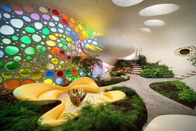 Trong nhà còn trồng rất nhiều cây xanh, tạo cảm giác tươi mát, gần gũi với thiên nhiên. Hơn thế nữa, như làm sống lại không gian dưới đáy đại dương.