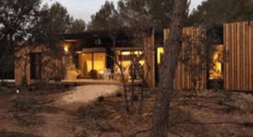 Căn nhà có diện tích khoảng 150m2 bao gồm phòng khách nối liền phòng bếp, phòng ăn và sân thượng. Nó cũng bao gồm hai phòng tắm, một văn phòng, một phòng ngủ và hai phòng ngủ nhỏ.