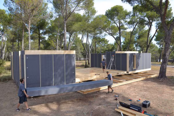 Những bức tường được làm bằng tấm polystyrene cách nhiệt, chống thấm vì thế khách hàng không phải lo lắng về việc gặp mưa gió hay thời tiết khắc nghiệt.