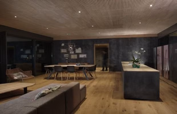 Người mua nhà có thể tự lắp đặt hoặc thuê đội ngũ thi công của công ty với chi phí thêm là 36,5 triệu đồng. Chỉ mất 4 ngày lắp và tháo dỡ nhà cũng tương đương cùng thời gian. Khi lắp đặt, chủ nhà cũng có thể tùy chỉnh cấu trúc theo ý mình.