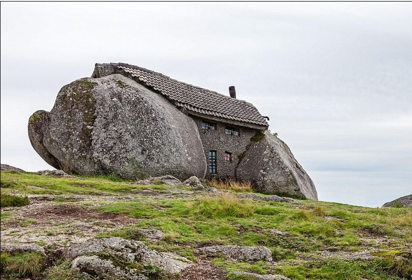 Cũng giống như những ngôi nhà hiện đại khác, ngôi nhà đá này cũng có đầy đủ cửa ra vào, cửa sổ, mái ngói và ống khói.