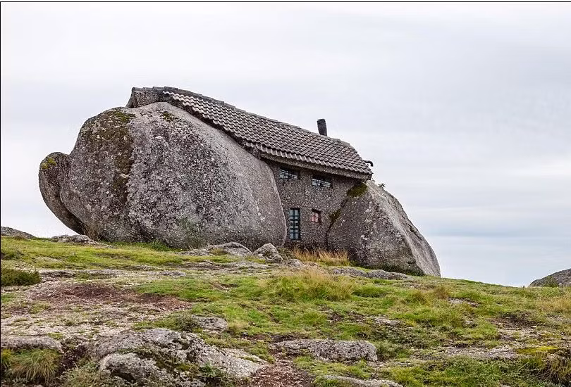 Cũng giống như những ngôi nhà hiện đại khác, ngôi nhà đá này cũng có đầy đủ cửa ra vào, cửa sổ, mái ngói và ống khói.