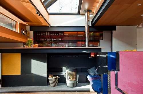 Phần mái kính giúp mang lại ánh sáng cũng như tạo độ thông thoáng cho không gian. Ảnh: Nhalouis.