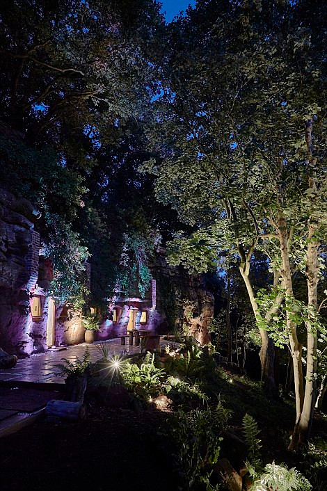 Năm 2010, anh đã phát hiện ra hang động này khi tìm một nơi trú ẩn trong chuyến đạp xe leo núi và gặp trời mưa. Hang động này cũng đã có người sinh sống, thế nhưng nó bị bỏ rơi trong 300 năm và bị thời tiết tàn phá.