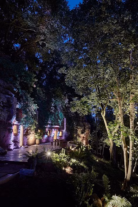 Năm 2010, anh đã phát hiện ra hang động này khi tìm một nơi trú ẩn trong chuyến đạp xe leo núi và gặp trời mưa. Hang động này cũng đã có người sinh sống, thế nhưng nó bị bỏ rơi trong 300 năm và bị thời tiết tàn phá.