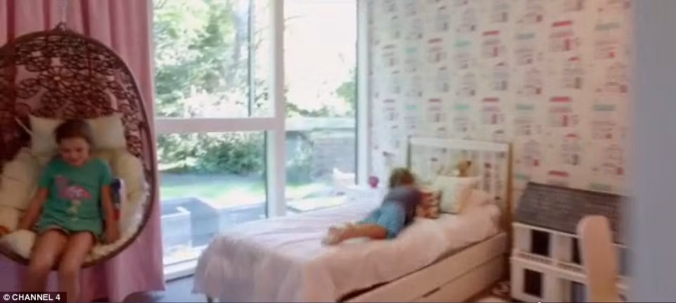 Ba đứa con có thể chơi thoải mái không biết chán trong ngôi nhà mình.