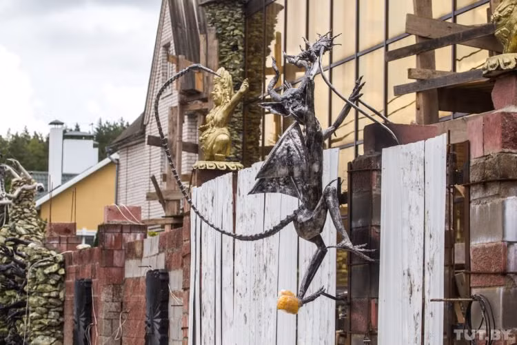 Nhiều hình thù kỳ lạ thậm chí được cho là hình quỷ dữ được chủ nhà sử dụng trang trí từ cổng lên đến mái nhà.