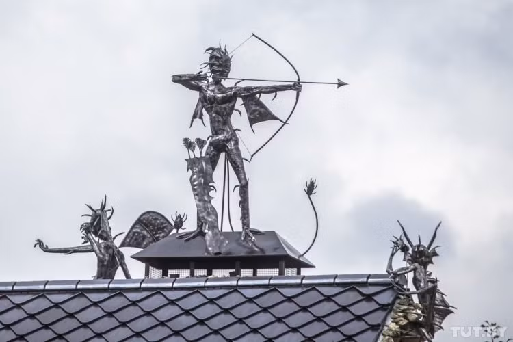 Những hình tượng hư cấu được sử dụng làm chi tiết trang trí khiến ngôi nhà trở nên kỳ bí hơn.