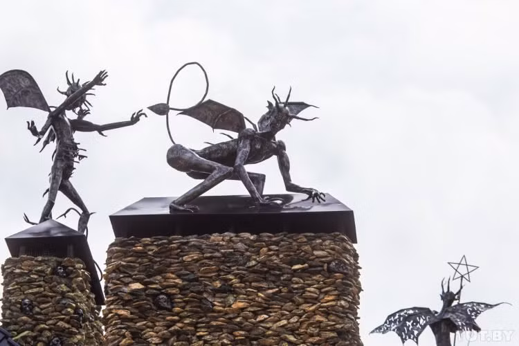 Trái với suy nghĩ của nhiều người, chủ nhân của ngôi nhà này là một doanh nhân hoàn toàn bình thường. Ông bắt đầu xây dựng ngôi nhà kỳ lạ này khoảng một thập kỷ trước.