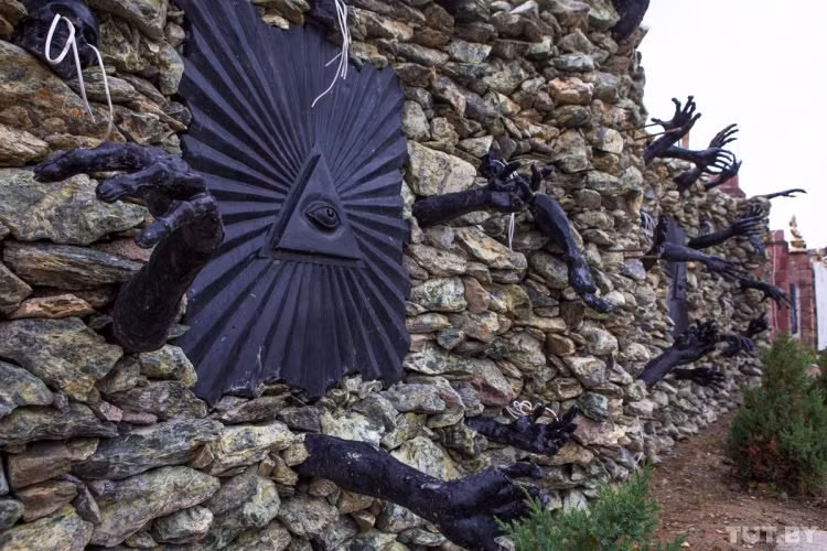 Nhiều người còn đánh giá, ngôi nhà này được thiết kế theo kiến trúc hầm mộ cổ xưa.