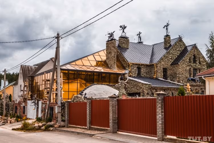 Mặc dù được thiết kế theo kiểu biệt thự mái Thái hiện đại nhưng ngôi nhà kỳ quái tại Belarus khiến nhiều người dân địa phương hoảng sợ khi nhìn thấy những chi tiết ma quái dùng trang trí xung quanh ngôi nhà.