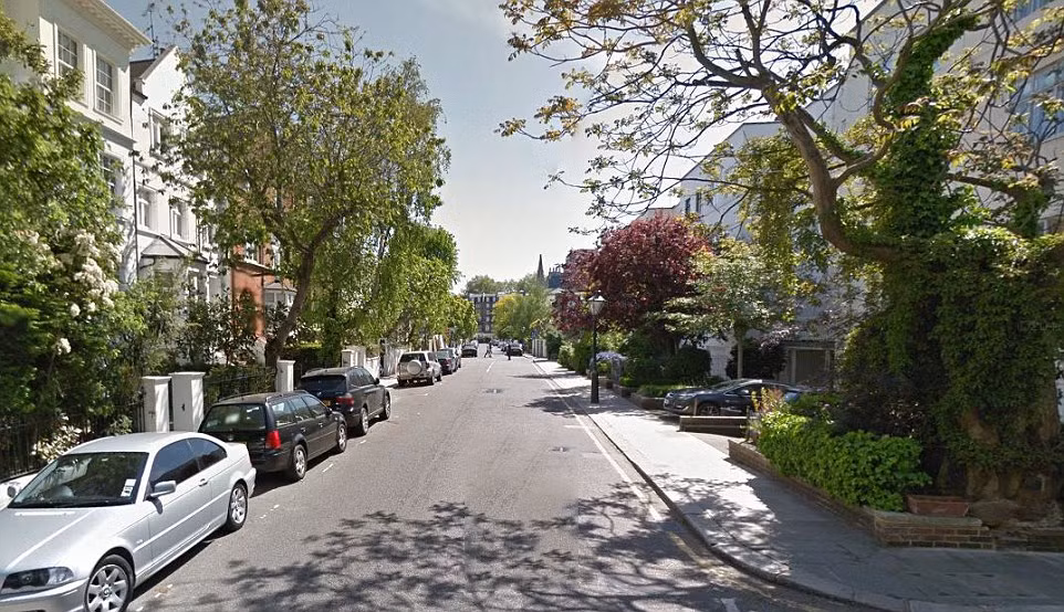 Hầu như không có một ngôi nhà đơn giản nào ở con đường này. Ở đây toàn là những ngôi biệt thự sáng loáng kèm theo những chiếc xe siêu sang và đường phố sạch như lau như li.