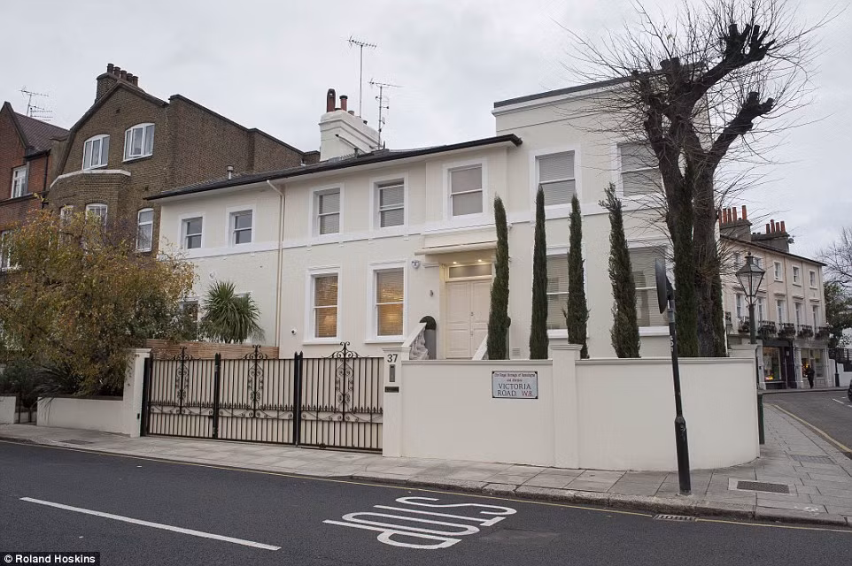 Những ngôi sao nổi tiếng như Dustin Hoffman, vợ chồng Beck-Vic đều chọn nơi ăn chốn ở tại đây.