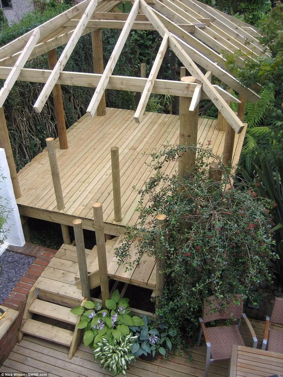 Những khu lều ngoài trời cũng được dựng lên.