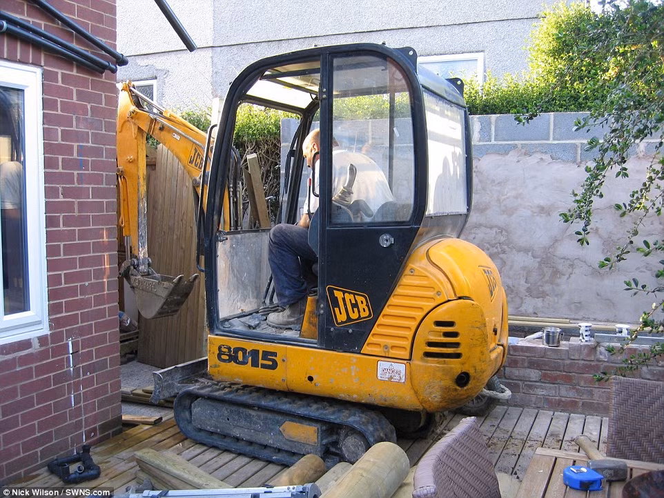 Tất cả đều do chính tay ông tự làm nên khiến nhiều người khâm phục.