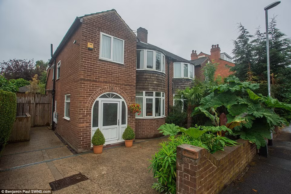 Ngôi nhà riêng của ông mang phong cách cổ điển.