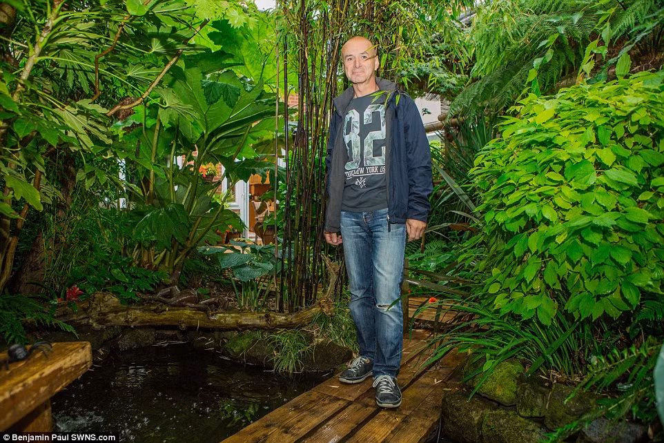 Loại cây rừng nhiệt đới đầu tiên được mang về đây là Gunnera Mannicata, còn được gọi là đại hồng thủy Chilê cao tới 4 mét với những lá rộng ba mét. Cùng với đó là hàng chục cây tre nứa, dương xỉ...