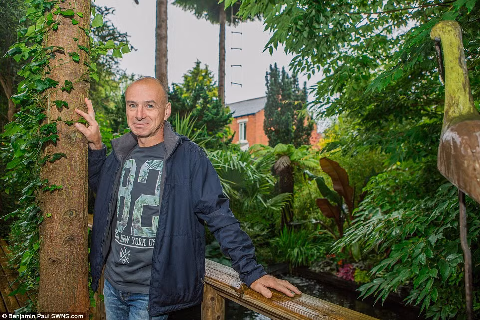 Ông Nick Wilson, 61 tuổi, đã dành 20 năm để biến khu vườn nhà của nhà mình thành rừng rậm nhiệt đới thu nhỏ tuyệt đẹp.