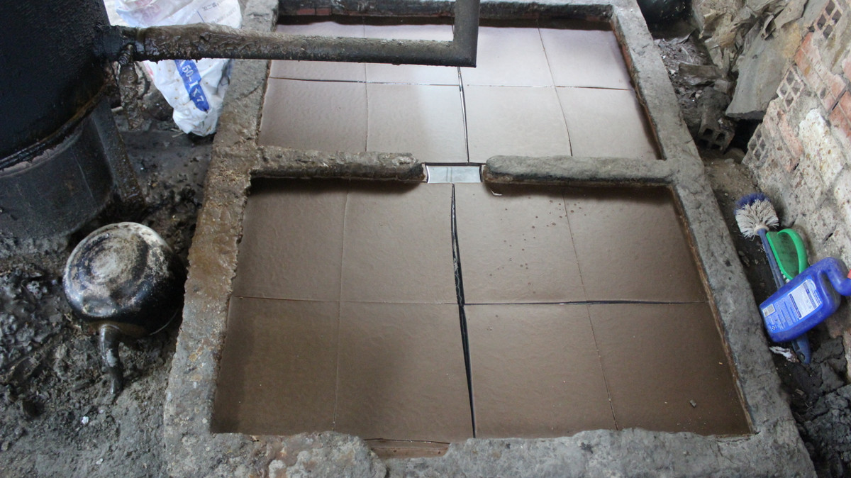 Sau đó, nghệ nhân tiếp tục bao bọc 2 lớp đất sét giã nhuyễn bên ngoài khuôn sáp, loại đất này nhất thiết phải được rây thật mịn để sản phẩm sau khi đúc không bị rỗ mặt.