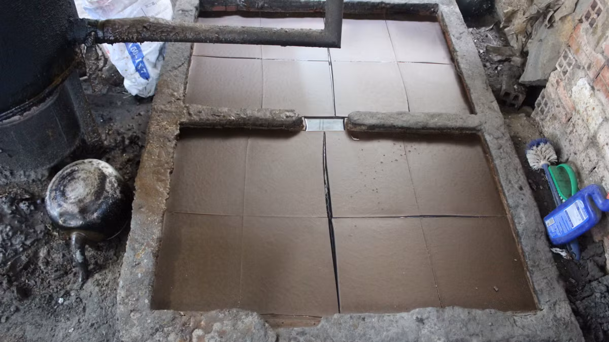 Sau đó, nghệ nhân tiếp tục bao bọc 2 lớp đất sét giã nhuyễn bên ngoài khuôn sáp, loại đất này nhất thiết phải được rây thật mịn để sản phẩm sau khi đúc không bị rỗ mặt.