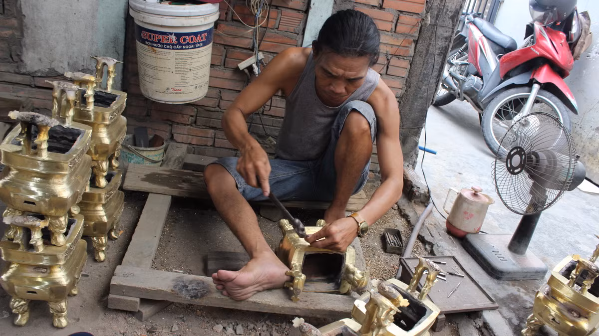 Vì làm lư đồng thủ công nên các nghệ nhân phải ngồi suốt ngày từ sáng đến tối loay hoay với đống đất lại cộng với độ nóng của đồng được đun tan chảy. Vừa bụi bẩn, vừa chảy mồ hôi nước mắt nhưng thu nhập lại không được bao nhiêu.