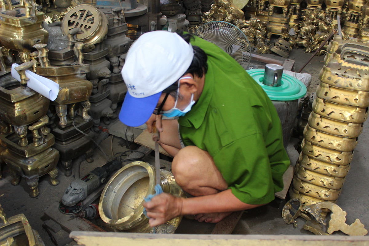 Sau khi phơi khô khuôn (từ 7 đến 10 ngày), người ta cho đổ đồng đã nóng chảy vào (đồng chỉ được nấu vào ban đêm). Sau đó là đập bỏ khuôn đất để chuyển sang khâu làm nguội, đến công đoạn mài giũa, chạm khắc hoa văn và đánh bóng lư đồng.