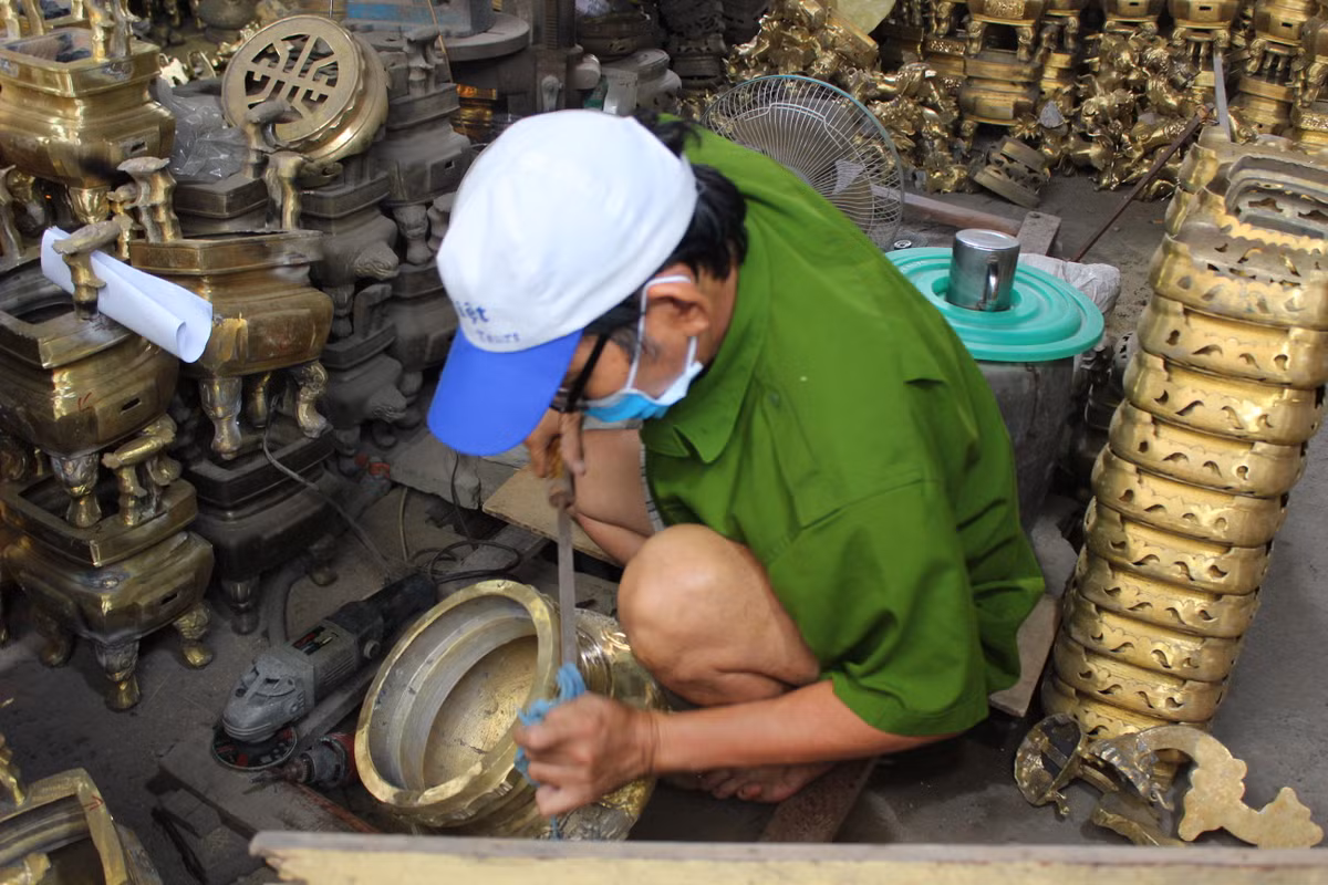 Sau khi phơi khô khuôn (từ 7 đến 10 ngày), người ta cho đổ đồng đã nóng chảy vào (đồng chỉ được nấu vào ban đêm). Sau đó là đập bỏ khuôn đất để chuyển sang khâu làm nguội, đến công đoạn mài giũa, chạm khắc hoa văn và đánh bóng lư đồng.