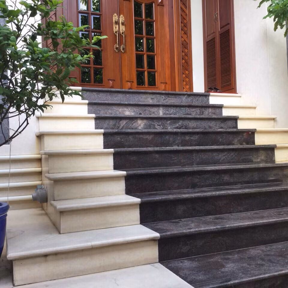 Nếu bạn chọn vật liệu đá, bạn cần lưu ý đến màu sắc của đá ốp sao cho đồng bộ với kiến trúc tổng thể của ngôi nhà. Ảnh: Dahoacuongdongan. 