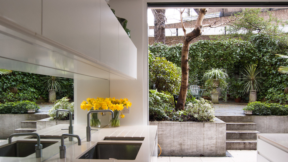 Dot nhap ngoi nha co cau thang lo lung cuc 