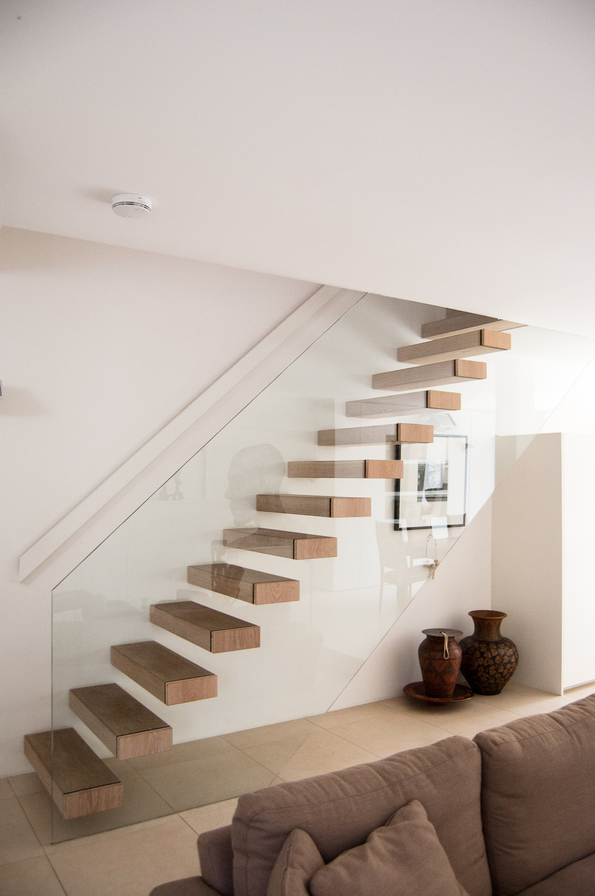 Dot nhap ngoi nha co cau thang lo lung cuc 