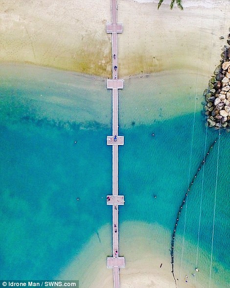 Cây cầu dây thừng nổi tiếng, nối liền đảo Sentosa với đất liền.Cây cầu dây thừng đảo Sentosa được xem là cầu dây thừng đầu tiên tại Singapore, với thiết kế đơn giản, thanh mảnh được nối từ bãi tắm Palawan tới hòn đảo đối diện.