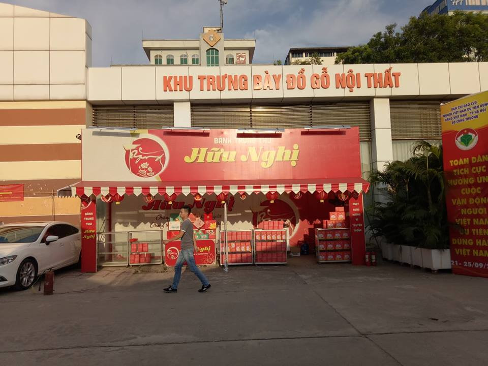 Khách thờ ơ đi qua…