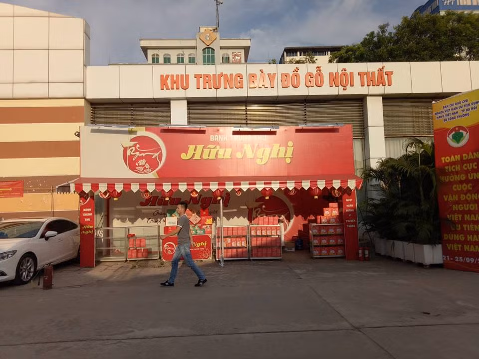 Khách thờ ơ đi qua…