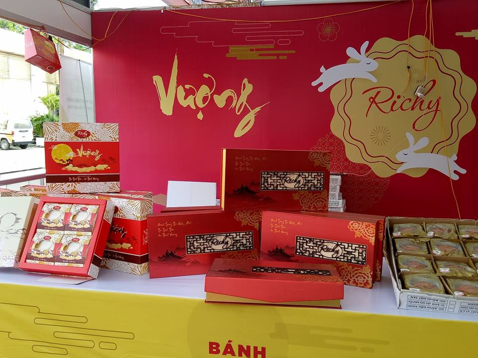 Nhiều thương hiệu còn khá chú trọng tới cả hộp đựng bánh bắt mắt để “lấy lòng” khách hàng.