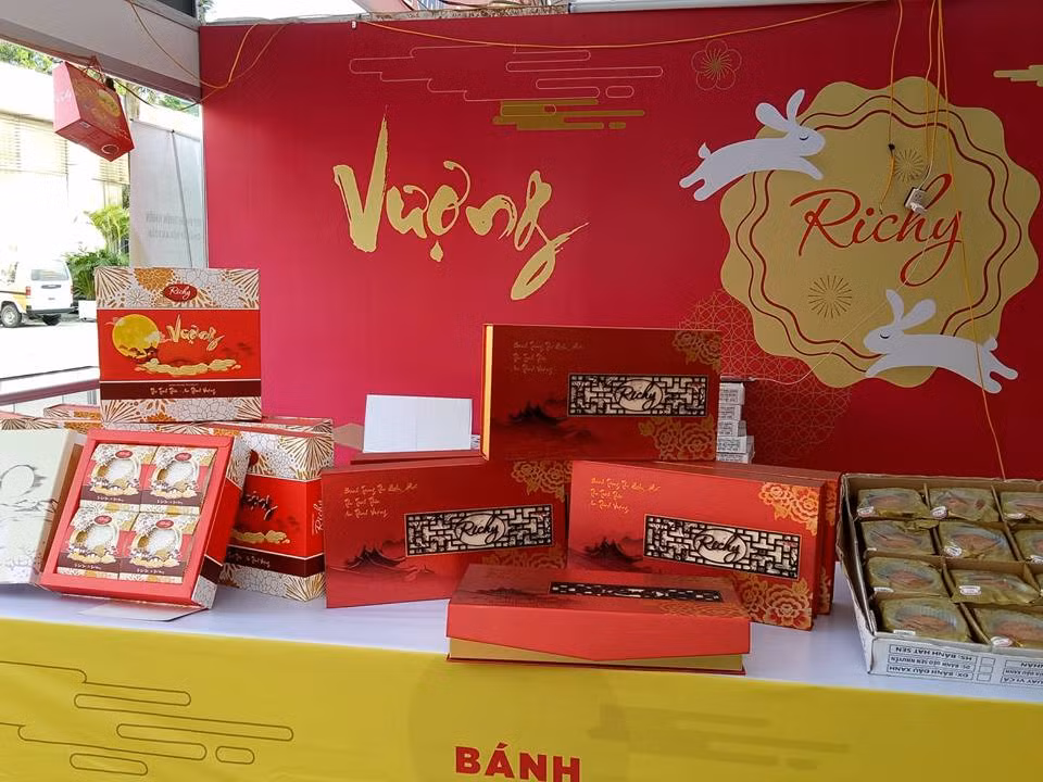 Nhiều thương hiệu còn khá chú trọng tới cả hộp đựng bánh bắt mắt để “lấy lòng” khách hàng.