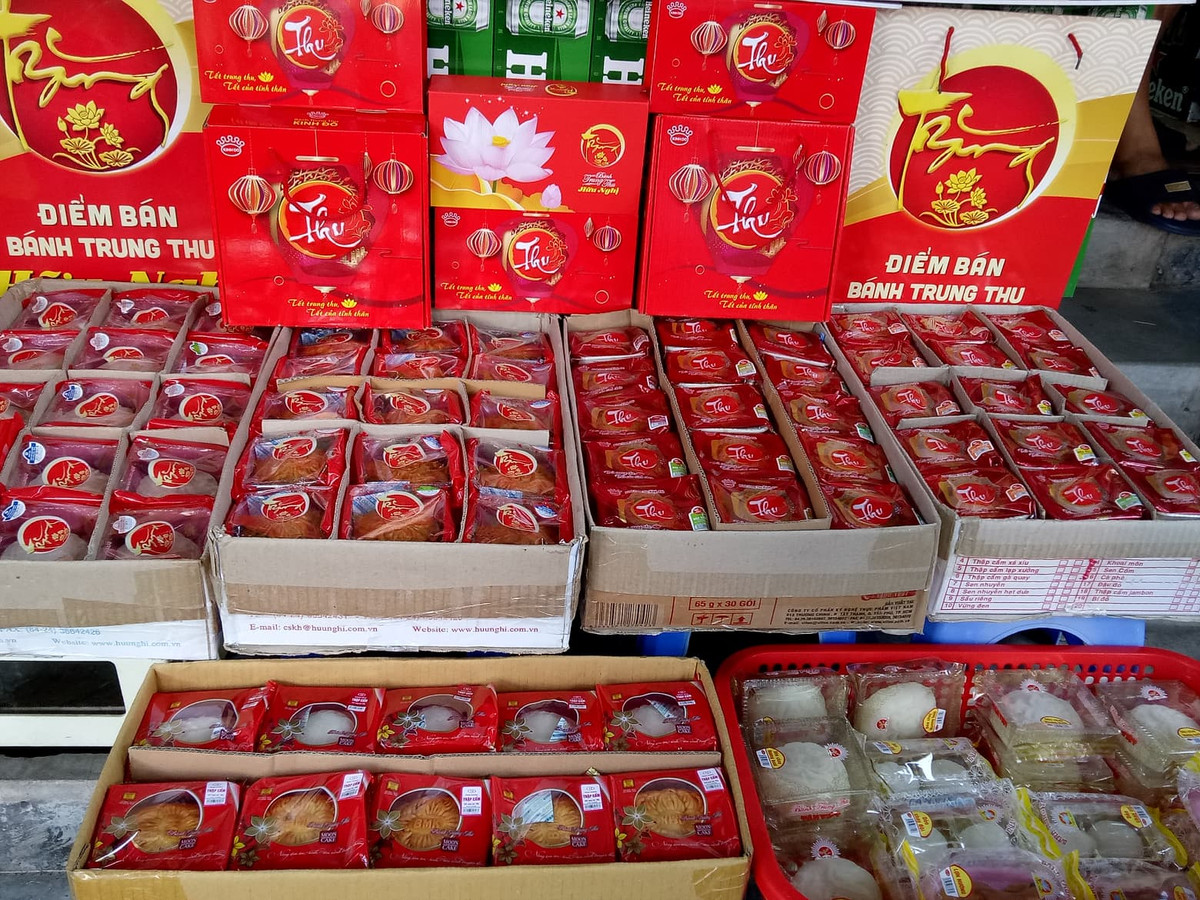 Không chỉ các quầy bánh của các thương hiệu, nhiều chủ tạp hóa lớn – nơi nhận làm đại lý bán một số bánh trung thu cũng lắc đầu khi không khí không sôi động như các năm.
