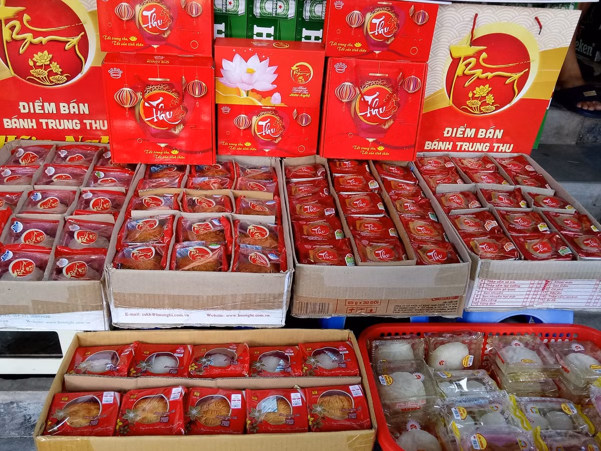 Không chỉ các quầy bánh của các thương hiệu, nhiều chủ tạp hóa lớn – nơi nhận làm đại lý bán một số bánh trung thu cũng lắc đầu khi không khí không sôi động như các năm.