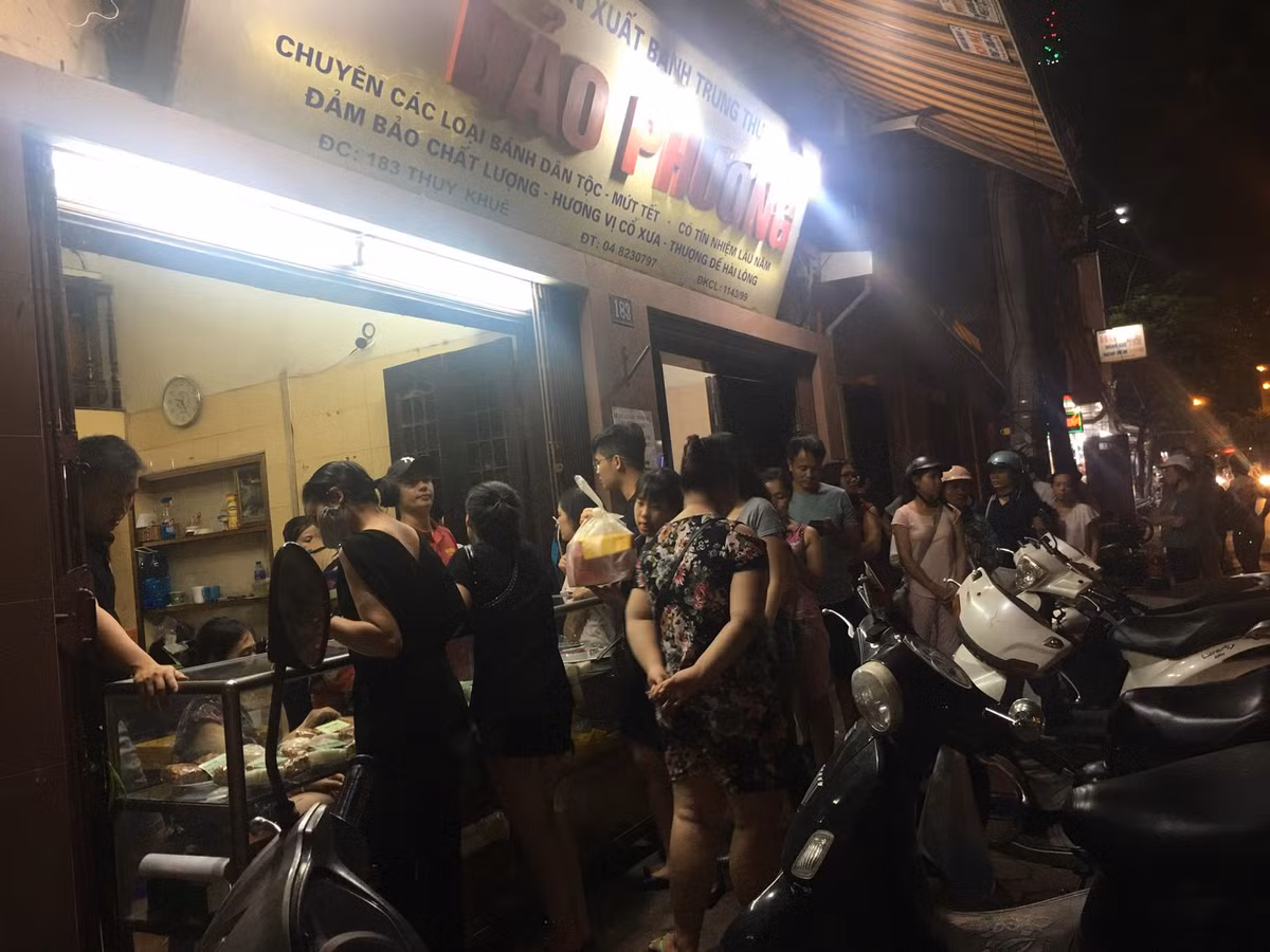 Khách đến mua bánh Trung thu Bảo Phương nổi tiếng tuy vẫn xếp hàng nhưng không phải chờ quá lâu như vài năm trước.