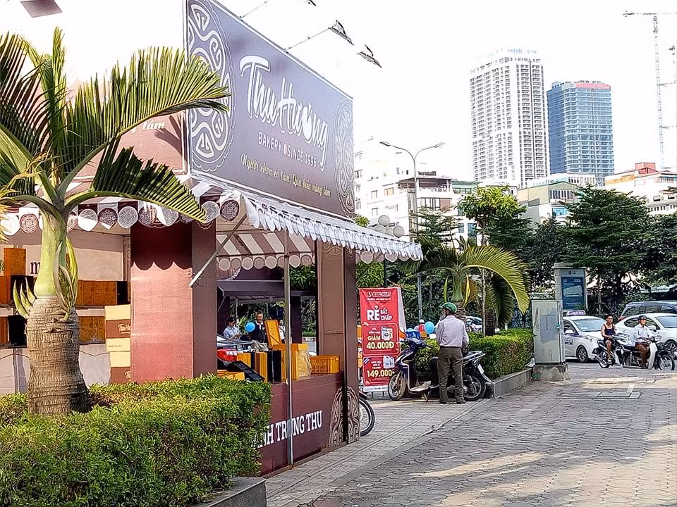 Hy vọng giờ tan tầm ngày cuối tuần có thể hút khách tới thăm và mua bánh nhưng trái lại, quầy bán bánh Thu Hương tại ngã tư Duy Tân – Trần Thái Tông (Cầu Giấy) cũng vắng hoe.