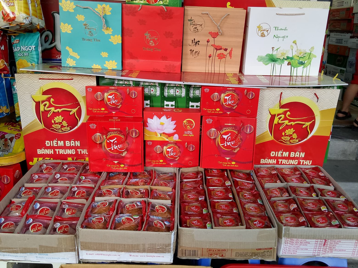 Đại diện một cửa hàng cho biết, thị trường bánh Trung thu thời điểm này khá vắng vẻ, không dồn dập bởi nhiều lý do. Trong đó có nguyên nhân bánh Trung thu năm nay bán khá sớm, từ đầu tháng Bảy âm lịch nên lượng người dân đã mua rải rác suốt trong gần 2 tháng qua.